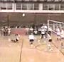 Le volleyball est un sport acrobatique finalement. Tres style cette action.