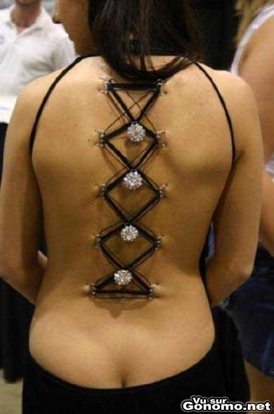 Un corset piercing double d une tres belle chute de reins