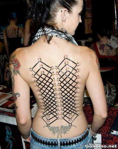 Corset piercing : un joli corset piercing qui prend tout le dos de cette brune tatouee