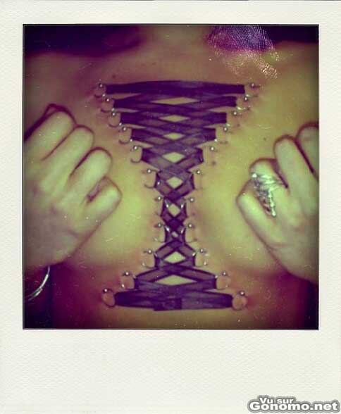 Corset piercing entre les deux seins :)