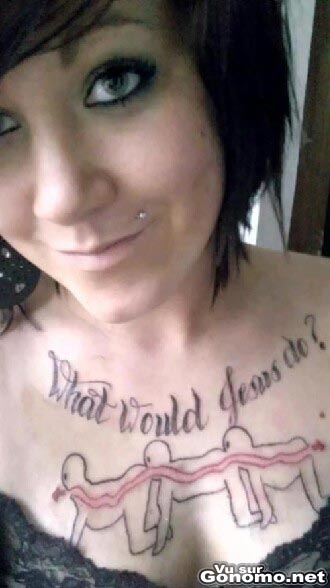 Un tatouage de Human Centiped sur la poitrine, fallait oser quand meme !