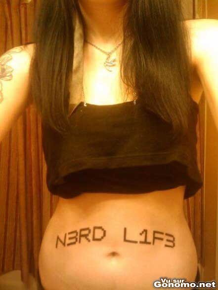 N3RD L1F3 : le gros tatoo sur le ventre d une geekette