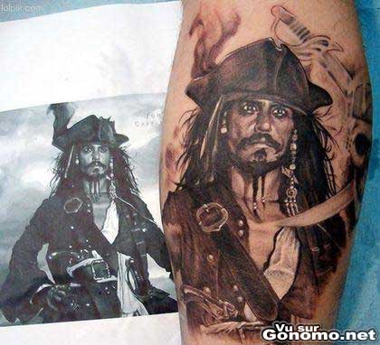 Tres beau tatoo d un fan de pirate des caraibes