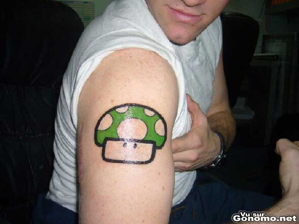 Tatoo geek : il s est fait tatouer le champignon vert 1-Up de Super Mario ! :)