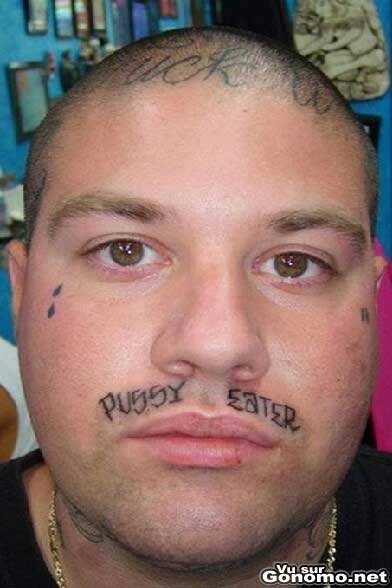 Un tatouage tres evocateur en dessus de la bouche tatoo pussy eater un mec 