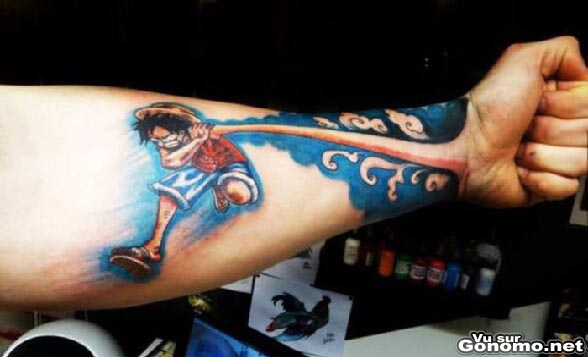 Un super tatouage style manga tres original avec cette illusion d optique