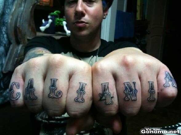 Un tatouage sympa sur chaque doigts avec une belle calligraphie gothique