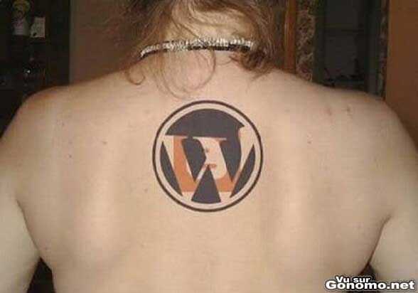 Tatouage de geek : surement le dos d un blogueur avec un tattoo du logo  Wordpress