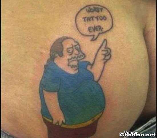 Tatouage Simpson : un tattoo sur la fesse du gros vendeur de BD des Simpson