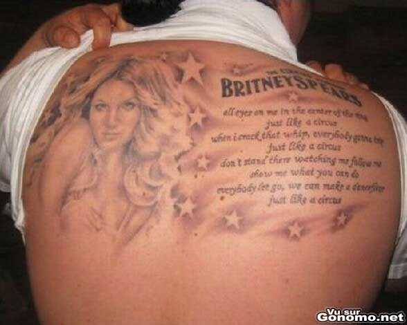 Il se fait tatouer les paroles de Circus de Britney. Pour la tete on dirait plus Jerry Halliwel que Britney