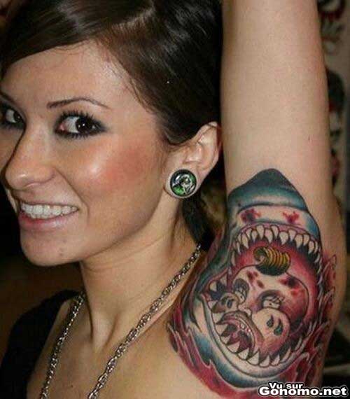Une enorme tatoo sous le bras de cette demoiselle