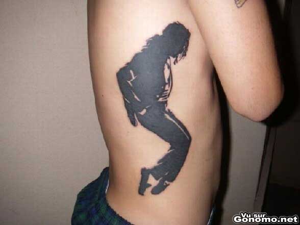 Excellent ce tatoo de Michael Jackson sur le flanc