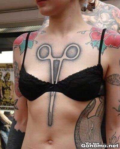 Tatouage insolite entre les seins de cette femme. Pas terrible !