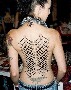 Corset piercing : un joli corset piercing qui prend tout le dos de cette brune tatouee