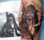 Tres beau tatoo d un fan de pirate des caraibes