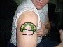 Tatoo geek : il s est fait tatouer le champignon vert 1-Up de Super Mario ! :)