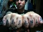 Un tatouage sympa sur chaque doigts avec une belle calligraphie gothique