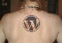 Tatouage de geek : surement le dos d un blogueur avec un tattoo du logo  Wordpress