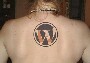 Tatouage de geek : surement le dos d un blogueur avec un tattoo du logo Wordpress