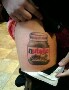 Un gourmand s est fait tatouer un pot de Nutella sur la jambe