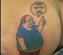 Tatouage Simpson : un tattoo sur la fesse du gros vendeur de BD des Simpson