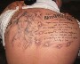 Il se fait tatouer les paroles de Circus de Britney. Pour la tete on dirait plus Jerry Halliwel que Britney