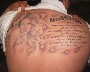 Il se fait tatouer les paroles de Circus de Britney. Pour la tete on dirait plus Jerry Halliwel que Britney