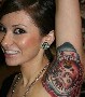 Une enorme tatoo sous le bras de cette demoiselle
