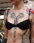 Tatouage insolite entre les seins de cette femme. Pas terrible !