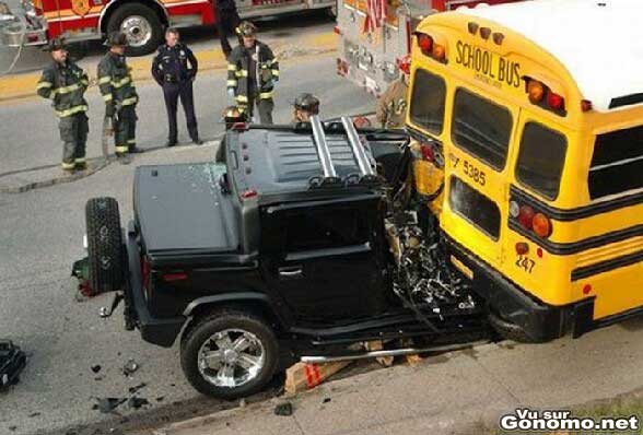 Hummer vs bus ! Une moitie de Hummer qui vient de se crasher dans un bus scolaire !