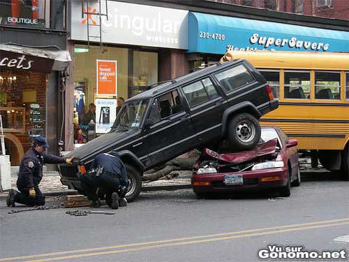 Un accident spectaculaire entre deux voitures et un bus scolaire jaune