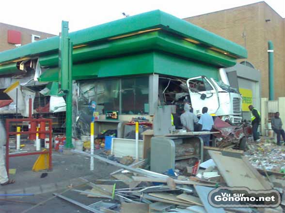 Gros crash d un camion dans la boutique d une station essence
