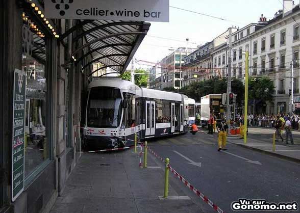 Sortie de rail pour ce tramway qui vient s ecraser dans un immeuble