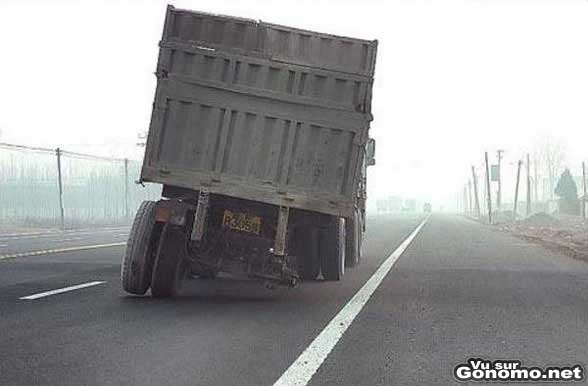 Un camion qui roule tranquillement alors qu il lui manque une roue a l arriere