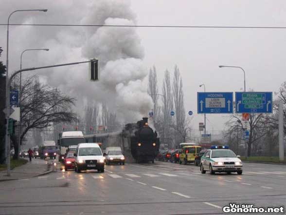 Un train pas tout jeune en pleine ville