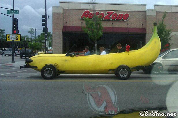 Voiture banane : une automobile decapotable en forme de banane geante