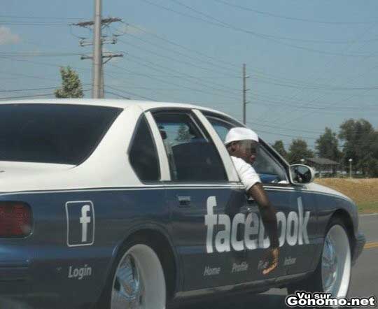 Voiture Facebook : une voiture americaine tunee avec le header du site Facebook sur le cote