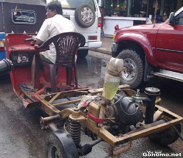 Voiture fait maison avec les moyens du bord dont une chaise de jardin en guise de siege baquet