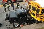 Hummer vs bus ! Une moitie de Hummer qui vient de se crasher dans un bus scolaire !