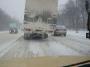 Un camion dangereux roule sur une route enneigee avec une roue en moins